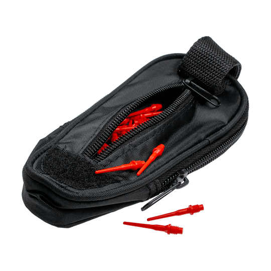 723_McDart_Slim_Case_Darttasche_Schwarz_6 Die Abbildung zeigt die McDart Slim Case Darttasche in Schwarz. Aus der geöffneten Tasche sind rote Dartspitzen zu sehen.