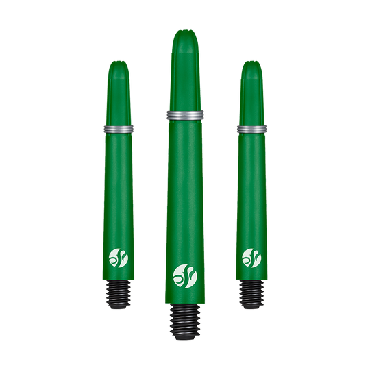 Shot Koi Carbon Shafts - Green Auf dem Bild sind drei grüne Dartschäfte mit schwarzen Gewinden zu sehen. Sie haben silberne Ringe und ein weißes Logo am unteren Ende.