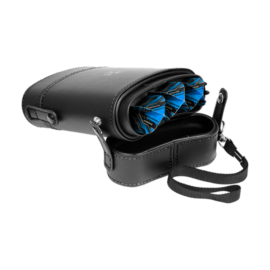 HRT-16396_Harrows_Prima_Dartcase_Black_4 Das Bild zeigt das Harrows Prima Dartcase, eine schwarze Schutzhülle für Dartpfeile. Im geöffneten Etui sind blaue Dartpfeile sichtbar.