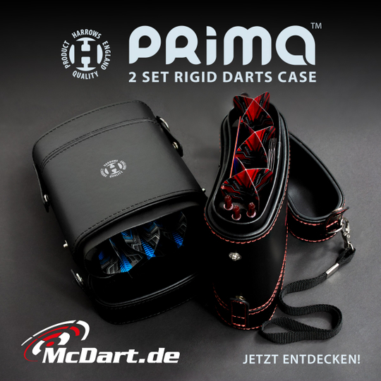 HRT-16396_Harrows_Prima_Dartcase_Black_6_admedia7TfZOaA3F9kTs Das Bild zeigt das Harrows Prima Dartcase, eine stabile Tasche für zwei Dart-Sets. Die Dartcase ist schwarz mit roter Naht und hat verschiedene Fächer für die Darts und Zubehör.
