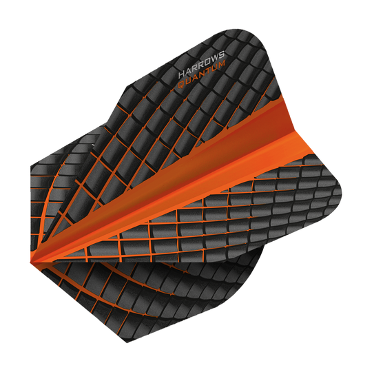 HR6801_Harrows_Quantum_Orange_No6_Flights_2 Das Bild zeigt ein Harrows Quantum Orange No6 Dartflug. Der Flug ist überwiegend schwarz mit einem orangefarbenen Gittermuster und einem auffälligen orangefarbenen Streifen in der Mitte.