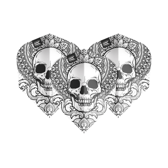 TG488_335480_Target_ProUltra_Ink_Grey_No6_Flights_1VAkxgRNN7acnQ Das Bild zeigt drei Dart Flights des Modells "Target ProUltra Ink Grey No6". Sie sind mit einem detaillierten Totenkopf-Muster und ornamentalen Verzierungen in Schwarz-Weiß gestaltet.