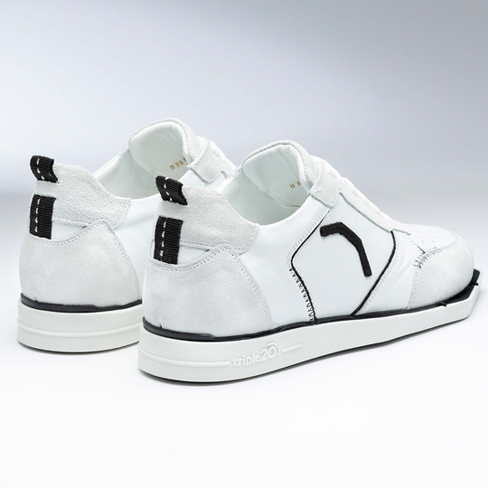 20100002-00_Triple20_Dartschuhe_Leder_Weiss_Schwarz_3 Die Abbildung zeigt die Triple20 Dartschuhe aus weißem Leder mit schwarzen Details. Die Schuhe haben eine sportliche Form und sind an der Sohle mit dem Schriftzug "triple20" versehen.
