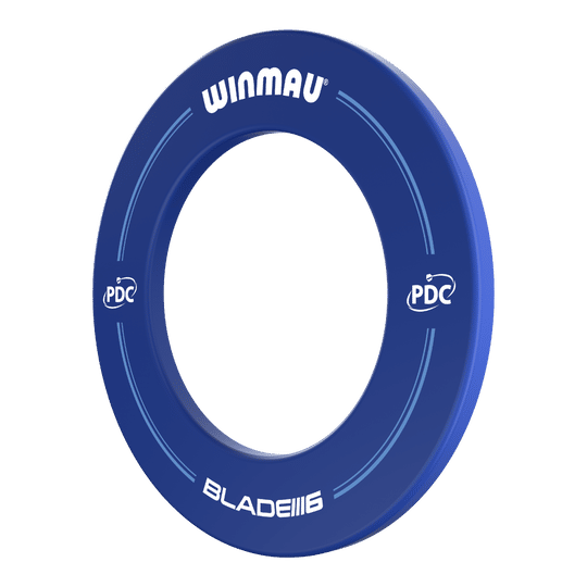 Winmau PDC Dartboard Surround - Blue Das Bild zeigt einen blauen Dartboard-Surround der Marke Winmau mit der Aufschrift "PDC" und "Blade 6". Er schützt die Wand rund um die Dartscheibe vor Treffern.