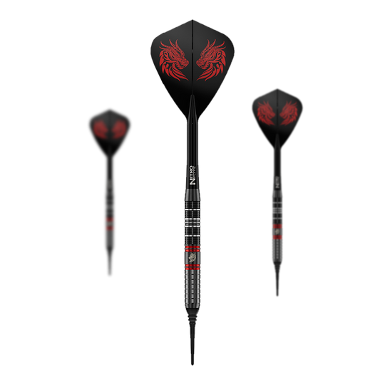 Red Dragon Jonny Clayton RD-ULTRA soft darts - 18g Zu sehen ist ein Set der Red Dragon Jonny Clayton RD-ULTRA Softdarts mit 18g Gewicht. Die drei Darts haben schwarze, silberne und rote Details und sind nebeneinander platziert.