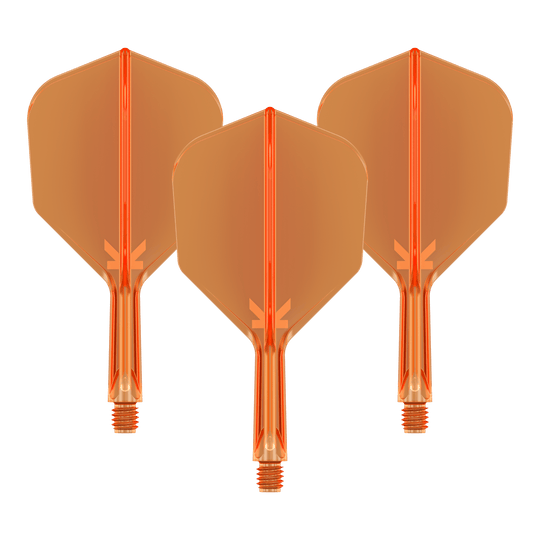 Auf dem Bild sind drei neonorange Darts-Flights mit Schaft zu sehen. Sie sind nebeneinander angeordnet und haben eine transparente Optik.