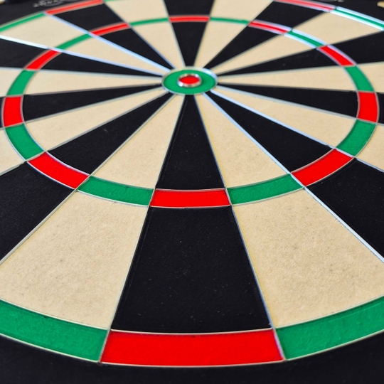 Abgebildet ist das Bulls NL Advantage 8 Steeldartboard. Das Dartboard bietet professionelle Qualität für das Dartspiel.