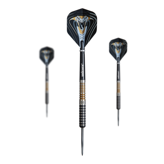 Unicorn Maestro Jeffrey De Zwaan Phase 3 steel darts Auf dem Bild sind drei Steeldarts des Modells "Unicorn Maestro Jeffrey De Zwaan Phase 3" zu sehen. Die Darts haben schwarze Flights mit einem auffälligen, weißen Kobramotiv.