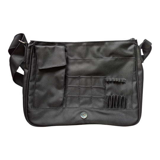 DataDart Team Dart Bag - Black Die Abbildung zeigt die DataDart Team Darttasche in Schwarz. Die Tasche verfügt über mehrere Fächer und Halterungen zur Aufbewahrung von Dartzubehör.