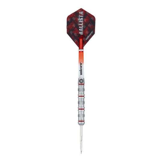 Unicorn Ballista Style 4 steel darts Das Bild zeigt einen Steeldart namens "Unicorn Ballista Style 4". Der Dart hat eine silberne Spitze, einen strukturierten Griff und rote sowie schwarze Akzente am Flight.