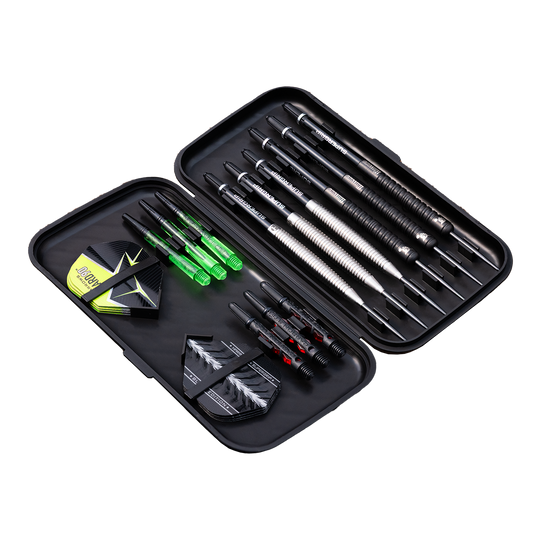 Harrows Slimcase Dart Case Das Bild zeigt ein geöffnetes schwarzes Dart-Etui mit mehreren Darts, Flights und Shafts. Das Zubehör ist ordentlich in Fächern und Gummibändern sortiert.
