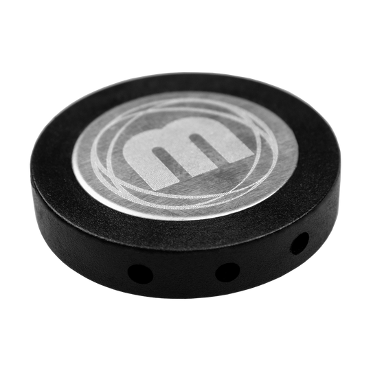 8659_Winmau_Premium_Point_Protector_f-r_Steeldarts_2 Das Bild zeigt einen Winmau Premium Point Protector für Steeldarts. Es ist ein rundes, schwarzes Schutzetui mit dem Winmau-Logo auf der Oberseite.
