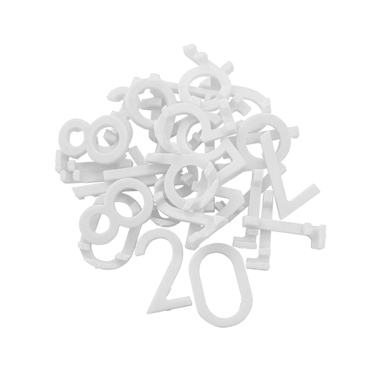 Ring-Weiss_McDart_Dartboard_Ersatz-Zahlenring_Ersatznummern_Weiss_3 Auf dem Bild sind weiße Ersatz-Zahlen für eine Dartscheibe zu sehen. Die Zahlen liegen lose und ungeordnet auf einem Haufen.