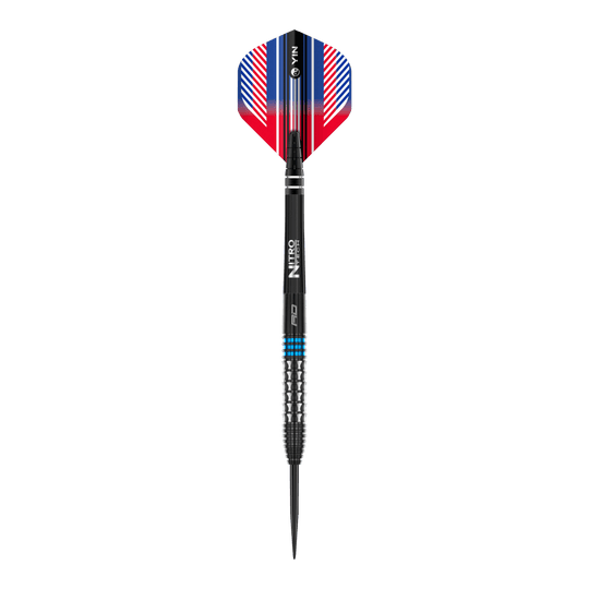 Das Bild zeigt einen Red Dragon Vengeance Blue Steeldart. Der Dart hat blaue und silberne Akzente sowie einen farbigen Flight in Rot, Blau und Weiß.