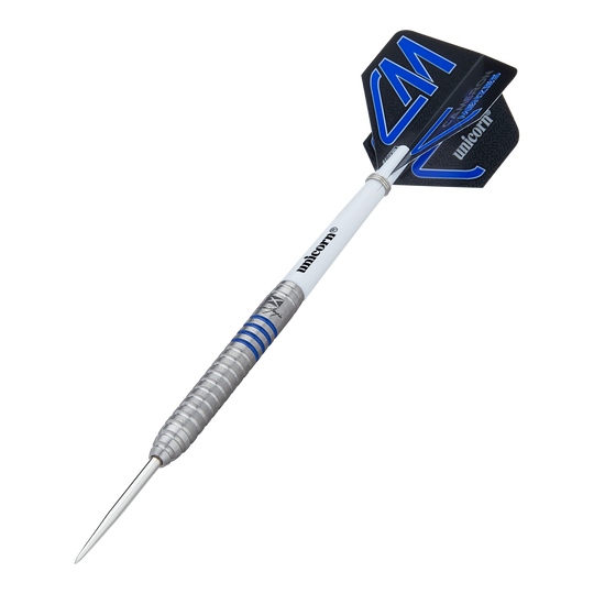 Auf dem Bild ist ein Steeldart mit silbernem, gerilltem Barrel und blauen Akzenten zu sehen. Das Flight trägt die Aufschrift "Unicorn Contender Camerion Menzies" und das Dart wiegt 23 Gramm.
