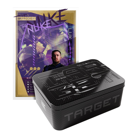 Das Bild zeigt eine Verpackung der "Target Luke Littler GEN1 Prodigy Swiss Point Steeldarts". Im Hintergrund ist ein farbenfrohes Poster mit dem Bild eines Dartspielers zu sehen.