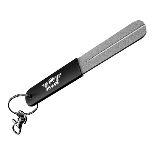 Bulls NL Hand Sharpener Sharpening Stone Abgebildet ist der Bulls NL Hand Sharpener Schleifstein, ein Werkzeug zum Schärfen von Dartspitzen. Man sieht den Schleifstein aus einer anderen Perspektive.