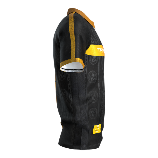 Target Adrian Lewis dart shirt 2026 Zu sehen ist das Target Adrian Lewis Dartshirt 2026. Es ist ein spezielles Sportshirt für Dartspieler.
