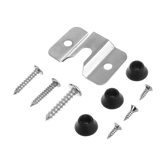 MCD19_QD8200630_McDart_Steeldartboard_Wandhalterung_1 Das Bild zeigt das XQMax Steeldartboard Wandhalterungs-Set. Es besteht aus einer Metallhalterung, Schrauben und schwarzen Gummipuffern.