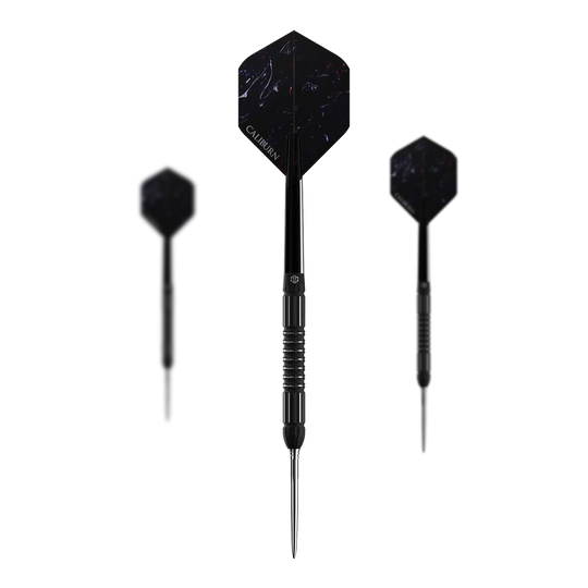 Caliburn Sword S2 steel darts Das Bild zeigt drei schwarze Steeldarts des Produkts „Caliburn Sword S2 Steeldarts“. In der Mitte ist ein Dartpfeil von vorne zu sehen, links und rechts sind sie von der Seite dargestellt.