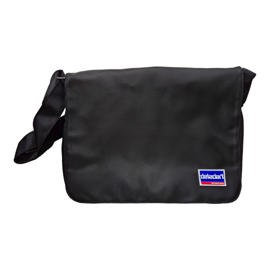 DataDart Team Dart Bag - Black Diese Abbildung zeigt die DataDart Team Darttasche in Schwarz. Die Tasche hat einen Schultergurt und ein kleines DataDart-Logo auf der Vorderseite.