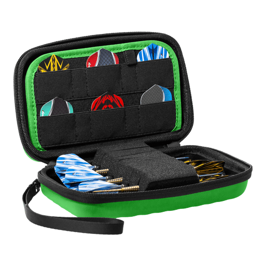 Das Bulls Orbis XL Dartcase in Grün ist auf dem Bild zu sehen. Es bietet ausreichend Stauraum für verschiedene Dartteile.