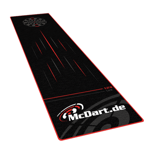 McDart Tops Dartteppich Auf dem Bild ist der McDart Tops Dartteppich zu sehen. Der Teppich ist schwarz mit roten Akzenten und hat ein großes McDart.de-Logo sowie Markierungen für die Abwurflinie.