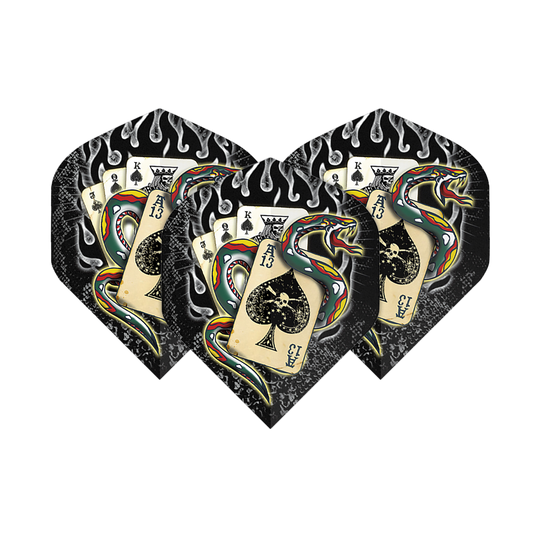 Alchemy Snake Of Spades No2 Standard Flights Das Bild zeigt drei Dartflights mit einem auffälligen Design. Auf den Flights sind Spielkarten, eine bunte Schlange und Flammen abgebildet.