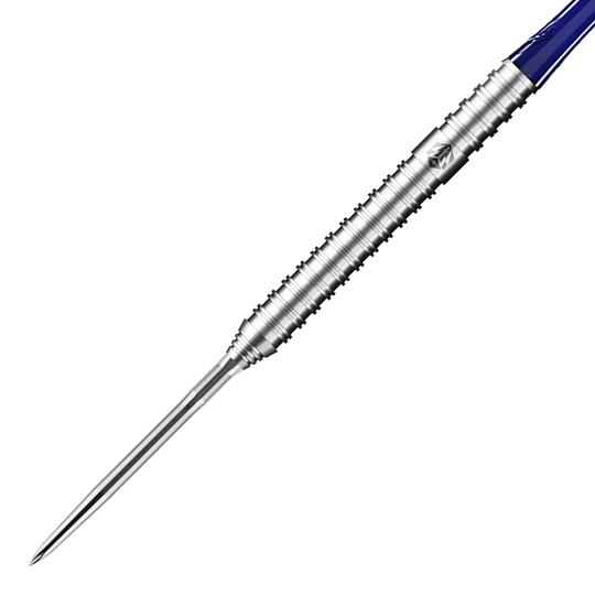 Caliburn Forge F3 steel darts - 22g Auf dem Bild ist ein Caliburn Forge F3 Steeldart mit einem Gewicht von 22 Gramm zu sehen. Der Dart hat einen silbernen, geriffelten Metallkörper und eine spitze Stahlspitze.