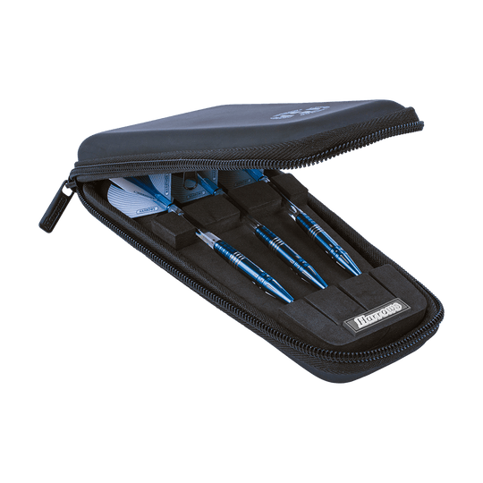 HRT-12275_Harrows_Ace_Dartcase_2O7AF3k41DTRl3 Das Bild zeigt ein schwarzes Harrows Ace Dartcase, das geöffnet ist. Im Inneren befinden sich drei blaue Darts ordentlich eingelegt.