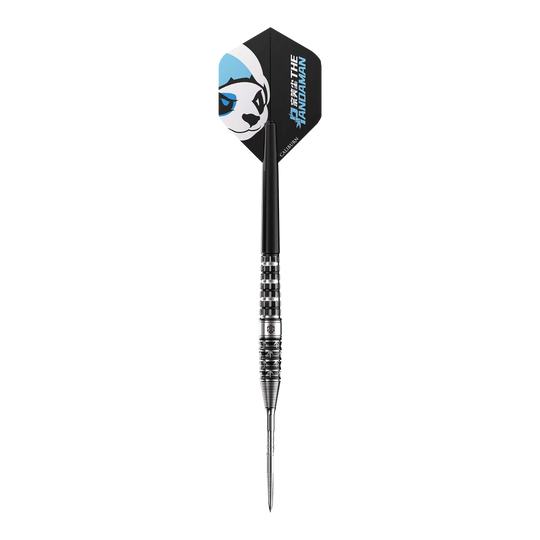 Caliburn Player The Pandaman Advanced Steeldarts - 23g Das Bild zeigt einen Steeldart namens "Caliburn Player The Pandaman Advanced Steeldarts - 23g". Auf dem Flügel des Darts ist ein Panda-Gesicht mit blauen Akzenten abgebildet.