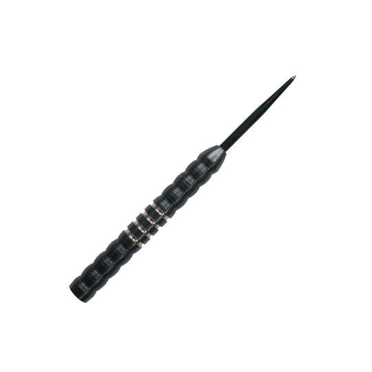 McDart Midnight V1 steel dart barrels Das Bild zeigt einen McDart Midnight V1 Steeldart Barrel. Der Barrel ist schwarz mit silbernen Ringen und hat eine strukturierte Oberfläche für besseren Halt.