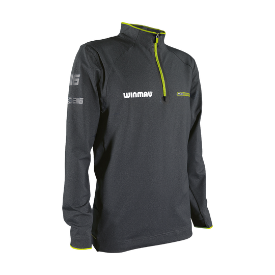 8409_Winmau_Michael_Van_Gerwen_Alpine_Top_Longsleeve_1_NEU Das Bild zeigt ein langärmliges, dunkelgraues Oberteil mit gelben Akzenten und einem Reißverschluss am Kragen. Auf der Vorderseite steht „Winmau“ und auf dem Ärmel sind zusätzliche Schriftzüge zu sehen.