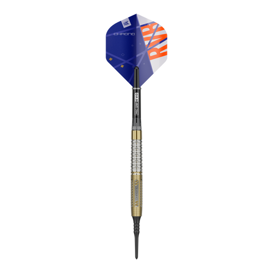 Der Target Raymond Van Barneveld Chrono 95 Softdart ist auf dem Bild zu sehen. Der Dart hat eine goldene und silberne Griffzone sowie blaue Flights mit orangenem Aufdruck.