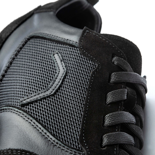 20200007-00_Triple20_Dartschuhe_Textil_Leder_Schwarz_4 Der Triple20 Dartschuh besteht aus schwarzem Textil und Leder. Das Detailbild zeigt das atmungsaktive Mesh-Material und die hochwertigen Schnürsenkel.