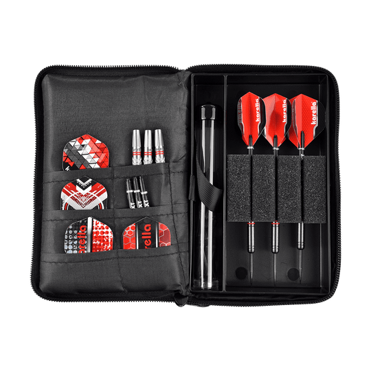_The_Pak_Dartcase_OPEN_289J84aeKAzd4j Das Bild zeigt das Produkt "The Pak Dartcase", eine aufklappbare Tasche zur Aufbewahrung von Dartzubehör. In der Tasche befinden sich drei zusammengebaute Darts, zahlreiche Flights und weiteres Dart-Zubehör ordentlich sortiert.