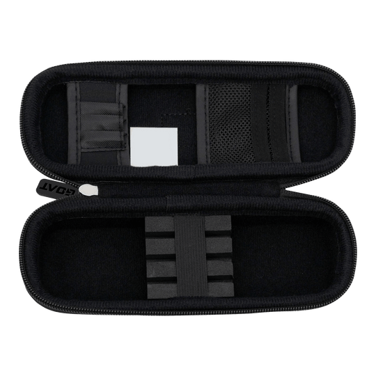 GOAT Locker S Dartwallet Das Bild zeigt ein geöffnetes, schwarzes Dart-Etui mit verschiedenen Fächern und Halterungen. Das Produkt heißt "GOAT Locker S Dartwallet" und dient zur sicheren Aufbewahrung von Dartzubehör.