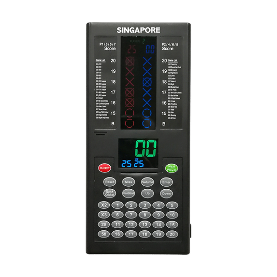 693_QD7800260_XQMax_Singapore_Darts_Counter_1 Das Bild zeigt den XQMax Singapore Darts Counter, ein elektronisches Gerät zur Zählung und Anzeige von Dartpunkten. Es verfügt über ein Tastenfeld, einen digitalen Bildschirm und verschiedene Steuerknöpfe für die Spielerführung.