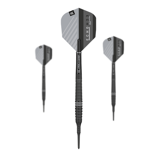 Target Echo 14 soft darts Das Bild zeigt drei Softdarts des Modells "Target Echo 14", die nebeneinander angeordnet sind. Die Darts haben schwarze, geriffelte Griffe und silbergraue Flights mit schwarzem Akzent.