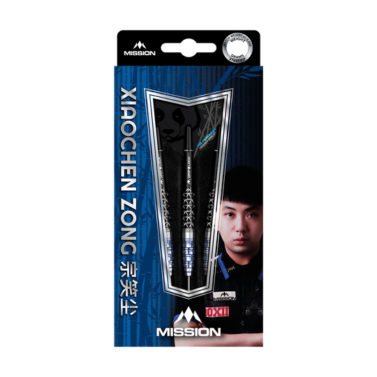 M001069_Mission_Xiaochen_Zong_Pandaman_Steeldarts_3 Die Abbildung zeigt die Verpackung der "Mission Xiaochen Zong Pandaman Steeldarts - 22g". Auf der Packung sind die Darts, der Name des Produkts und ein Porträt einer Person zu sehen.