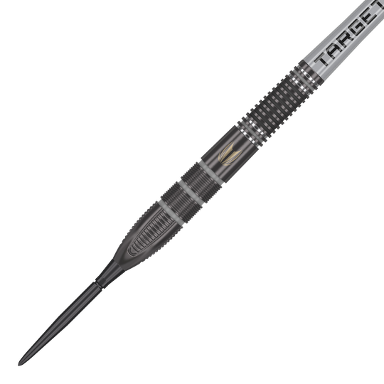Target Nathan Aspinall X Echo Swiss Point steel darts Das Bild zeigt den Target Nathan Aspinall X Echo Swiss Point Steeldart. Der Dartpfeil ist schwarz-silbern mit einem detaillierten Griffdesign und dem Schriftzug "TARGET" am Schaft.