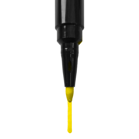 Das Bild zeigt die Spitze eines schwarzen Markers, der gelbe Tinte abgibt. Unter der Spitze ist ein gelber Strich zu sehen.