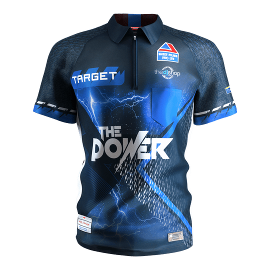 Das Bild zeigt das "Target Coolplay Phil Taylor 2025 Dartshirt" in dunklem Blau mit auffälligen Blitz- und Schriftzug-Designs. Auf der Vorderseite stehen die Worte "THE POWER" und verschiedene Logos.