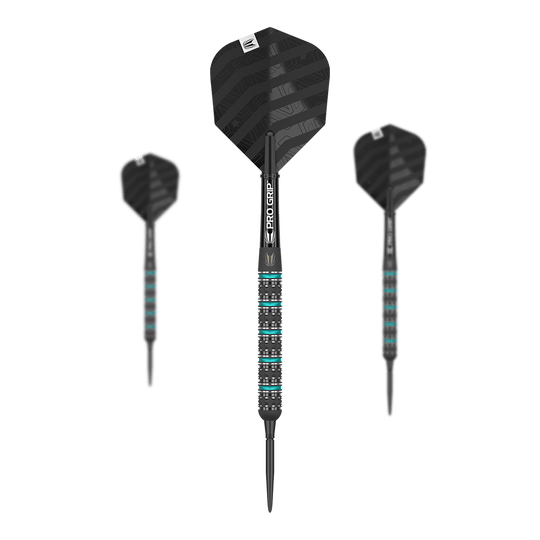 Target Rob Cross Black Edition Swiss Point Steeldarts Auf dem Bild sind drei schwarze Steeldarts mit blauen und silbernen Akzenten zu sehen. Die Flights und Griffe der Darts haben ein modernes, gestreiftes Design.