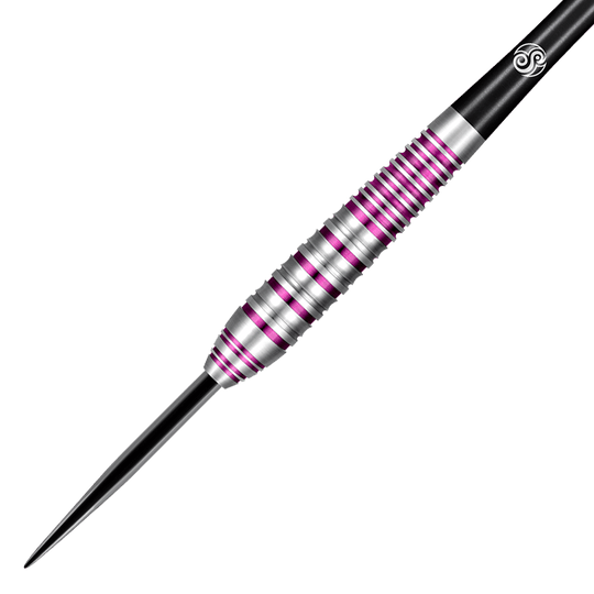 67163_Shot_ZEN_Juji_Steeldarts_2 Das Bild zeigt einen silbernen Dartpfeil mit schwarzen und violetten Rillen. Der Hintergrund ist in Streifen gehalten, die die Farben des Dartpfeils widerspiegeln.