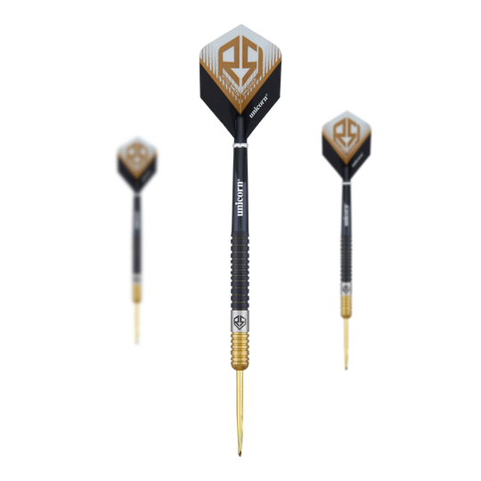 Das Bild zeigt drei Steeldarts des Produkts 'Unicorn Ross Smith Two-Tone Steeldarts'. Die Darts sind schwarz-goldfarben und tragen das Ross Smith Logo auf den Flights.