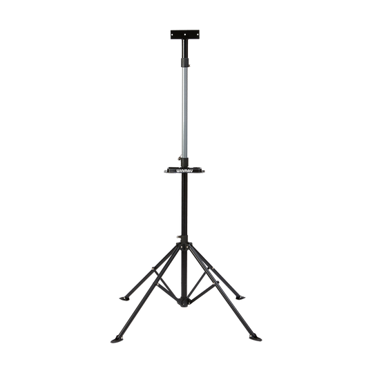 4020_Winmau_Xtreme_Dartboardst-nder_2 Das Bild zeigt den "Winmau Xtreme Dartboard Stand 2", einen stabilen Ständer für Dartboards. Der Ständer besteht aus einem Metallgestell mit vier ausklappbaren Beinen für festen Stand.
