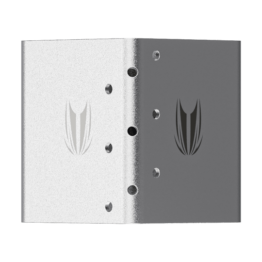 460009_Target_MOD_Stand_Darthalterung_Silber_2 Das Bild zeigt ein silbernes, metallisches Bauteil mit mehreren Löchern und einem eingravierten Logo auf beiden Seiten. Die linke Seite ist heller, während die rechte Seite dunkler erscheint.