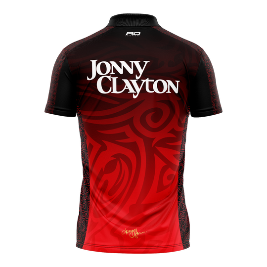 Red Dragon Jonny Clayton Limited Edition dart shirt Gezeigt wird das Red Dragon Jonny Clayton Limited Edition Dartshirt. Es handelt sich um eine limitierte Edition, speziell entworfen für Dartliebhaber.