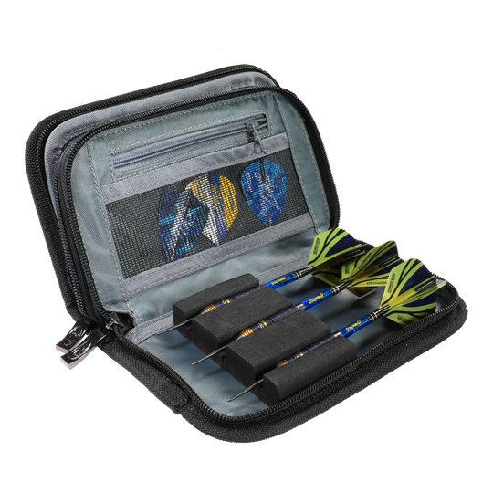Red Dragon Luke Humphries World Champion Firestone 2 dart wallet Das Bild zeigt das Produkt 'Red Dragon Luke Humphries World Champion Firestone 2 Dartwallet'. In dem geöffneten Etui sind drei zusammengebaute Darts und Dartflights ordentlich aufbewahrt.